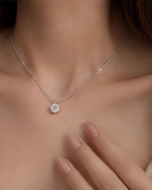 Collana Solitario Crystal indossata – dettaglio ciondolo