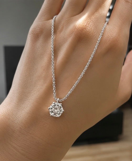 Collana Solitario Crystal – vista sulla mano