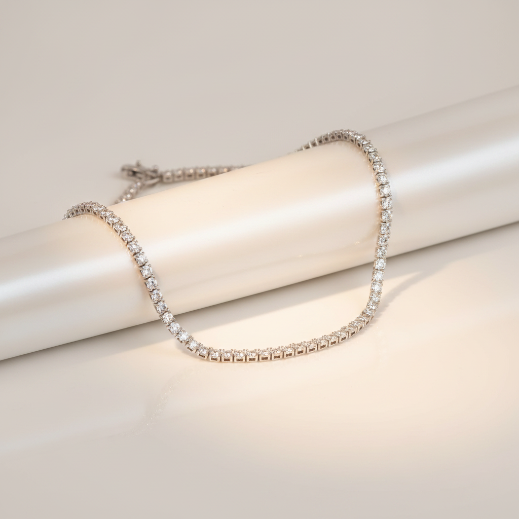Collana Tennis Elegance con zirconi su sfondo bianco