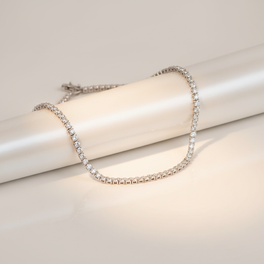 Collana Tennis Elegance con zirconi su sfondo bianco
