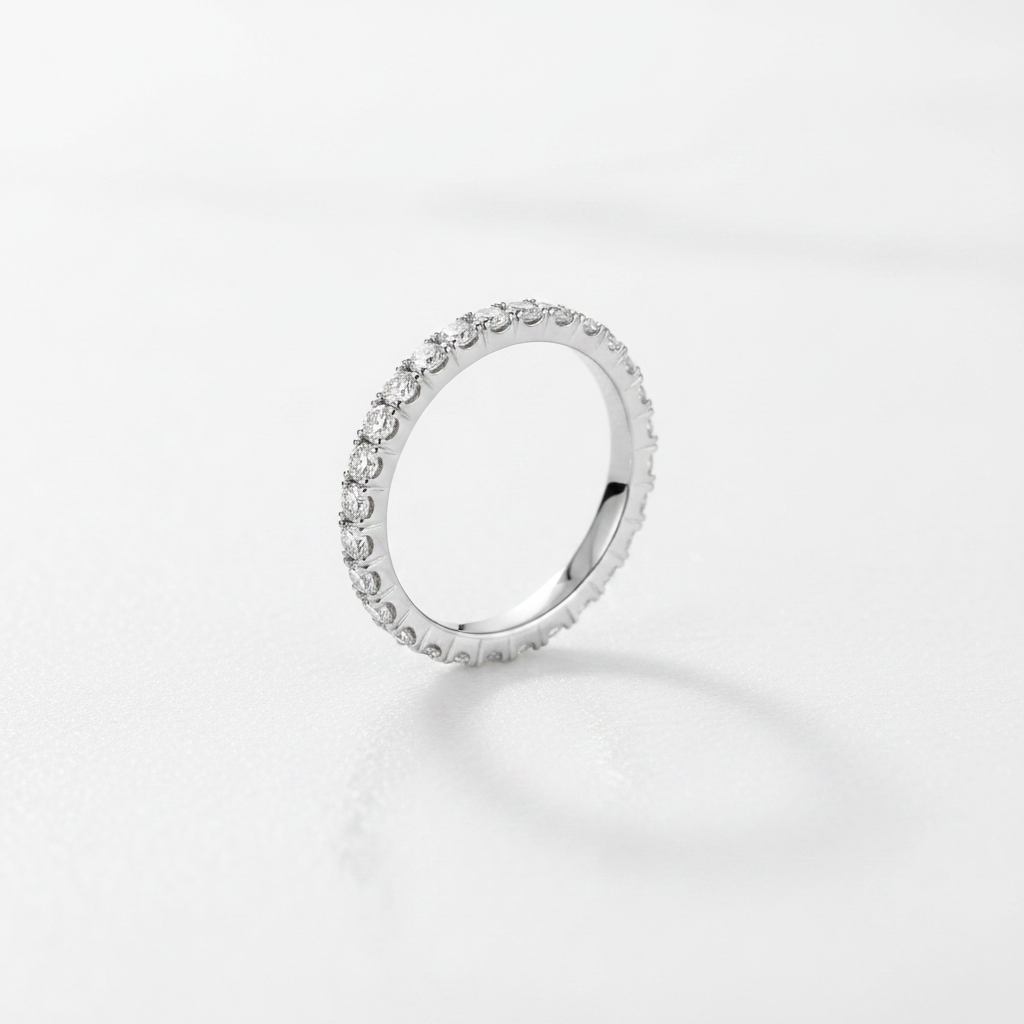 Anello Tennis Elegance con zirconi su sfondo bianco