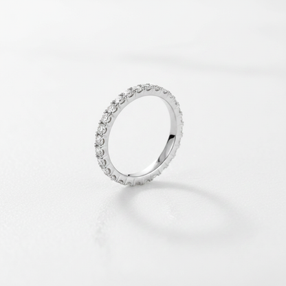 Anello Tennis Elegance con zirconi su sfondo bianco