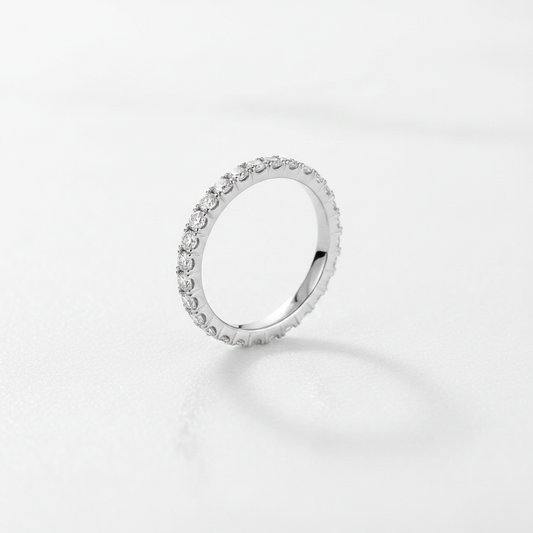 Anello Tennis Elegance con zirconi su sfondo bianco